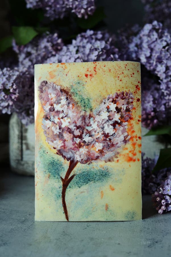 Disposizione della primavera degli oggetti Rami di un lillà sbocciante, una carta del cioccolato fotografie stock Disposizione della primavera degli oggetti Rami di un lillà sbocciante, una carta del cioccolato fotografie stock