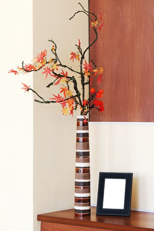 Disposizione di autunno in un vaso sulla tavola e sul photoframe fotografia stock libera da diritti Disposizione di autunno in un vaso sulla tavola e sul photoframe fotografia stock libera da diritti