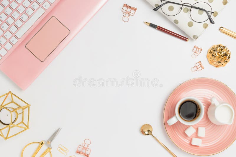 Disposizione flatlay alla moda della struttura con il computer portatile rosa, il caffè, il supporto del latte, il pianificatore immagine stock libera da diritti