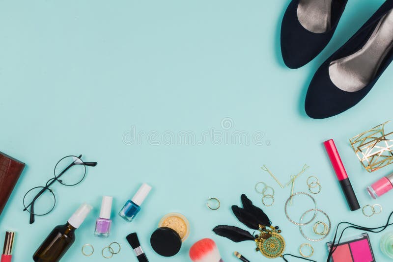 Disposizione flatlay di bello modo con i vari accessori di modo: i vetri, cosmetici, gioielli, anelli, calza ecc immagini stock libere da diritti Disposizione flatlay di bello modo con i vari accessori di modo: i vetri, cosmetici, gioielli, anelli, calza ecc immagini stock libere da diritti