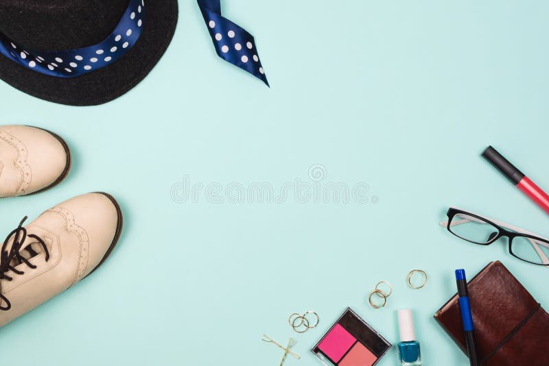 Disposizione flatlay di bello modo con i vari accessori di modo: i vetri, cosmetici, gioielli, anelli, calza ecc immagini stock Disposizione flatlay di bello modo con i vari accessori di modo: i vetri, cosmetici, gioielli, anelli, calza ecc immagini stock