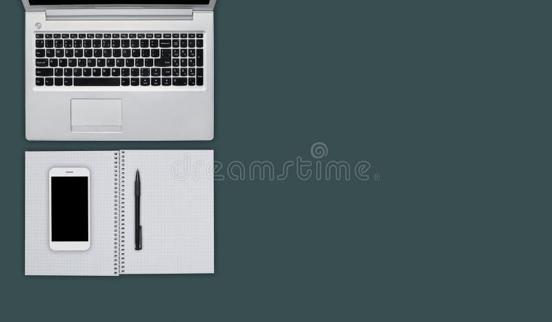 Disposizione piana degli articoli per ufficio per lavoro Scrivania con il computer portatile, il telefono cellulare, il blocco no immagine stock libera da diritti Disposizione piana degli articoli per ufficio per lavoro Scrivania con il computer portatile, il telefono cellulare, il blocco no immagine stock libera da diritti