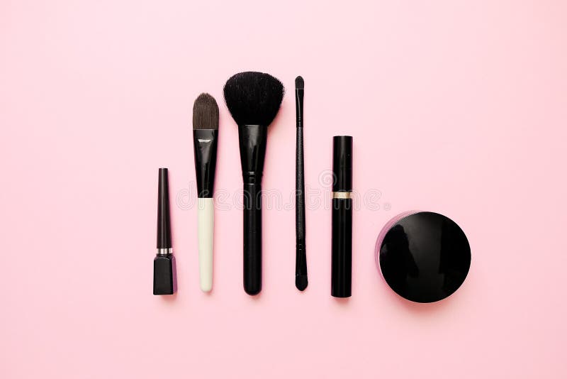 Disposizione piana dei prodotti di bellezza femminili di modo sul fondo di colore pastello Bellezza e concetto di modo fotografia stock libera da diritti Disposizione piana dei prodotti di bellezza femminili di modo sul fondo di colore pastello Bellezza e concetto di modo fotografia stock libera da diritti