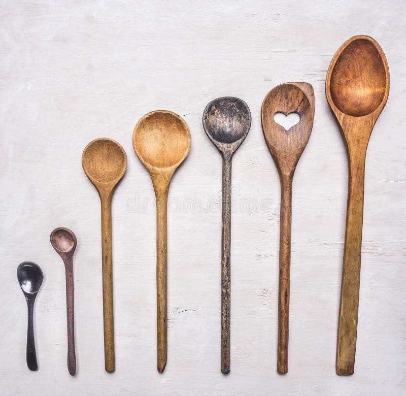 Disposizione piana di vecchia fine rustica di legno di cottura di legno di vista superiore del fondo dei cucchiai su immagini stock libere da diritti Disposizione piana di vecchia fine rustica di legno di cottura di legno di vista superiore del fondo dei cucchiai su immagini stock libere da diritti