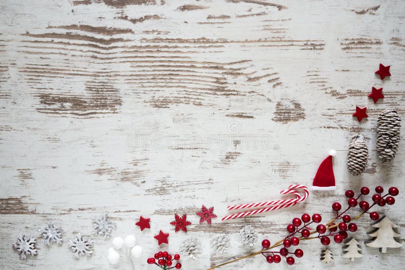 Disposizione piana, fondo di legno bianco, decorazione di Natale, spazio della copia fotografia stock libera da diritti Disposizione piana, fondo di legno bianco, decorazione di Natale, spazio della copia fotografia stock libera da diritti