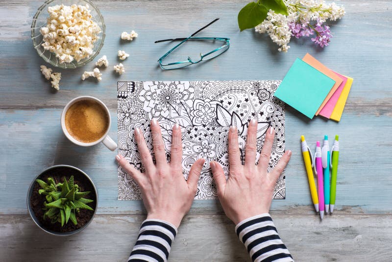 Disposizione piana, libri da colorare adulti di coloritura femminile, tendenza di alleviamento di sforzo immagini stock libere da diritti Disposizione piana, libri da colorare adulti di coloritura femminile, tendenza di alleviamento di sforzo immagini stock libere da diritti
