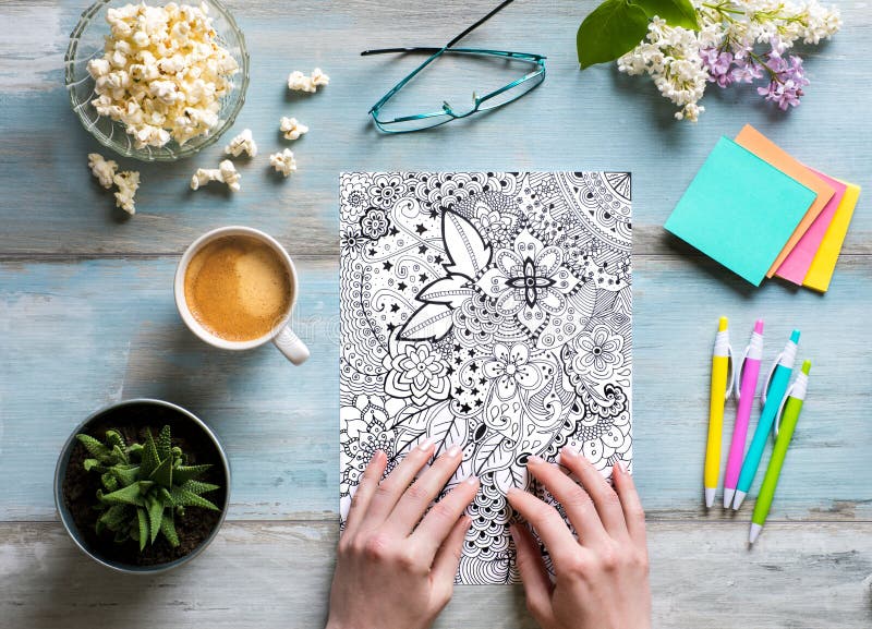 Disposizione piana, libri da colorare adulti di coloritura femminile, tendenza di alleviamento di sforzo fotografie stock Disposizione piana, libri da colorare adulti di coloritura femminile, tendenza di alleviamento di sforzo fotografie stock