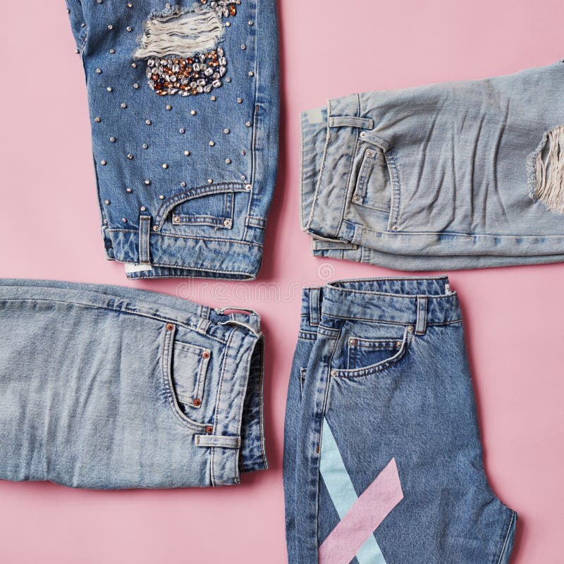 Disposizione piana sparata dei jeans d'annata del denim fotografie stock libere da diritti Disposizione piana sparata dei jeans d'annata del denim fotografie stock libere da diritti
