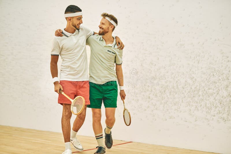 Disputa judicial y hombres con abrazo por entrenamiento y práctica deportiva con un desafío amistoso a la competencia. Celebración fotos de archivo libres de regalías