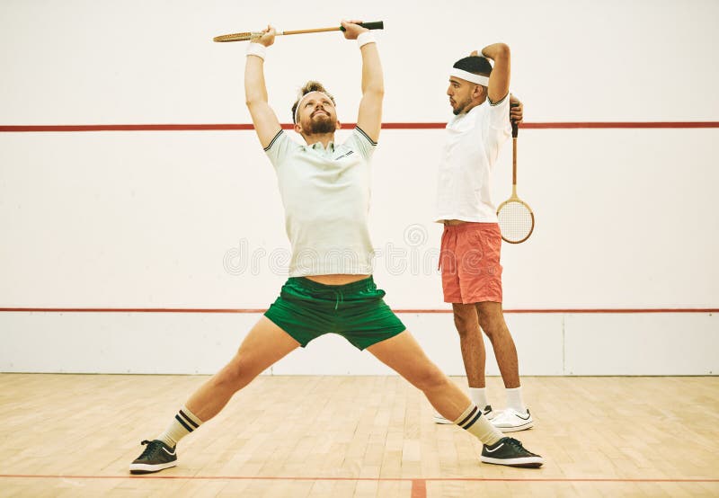 Disputa judicial y hombres con estiramientos para entrenamiento y práctica deportiva con un desafío amistoso para la competencia. foto de archivo libre de regalías