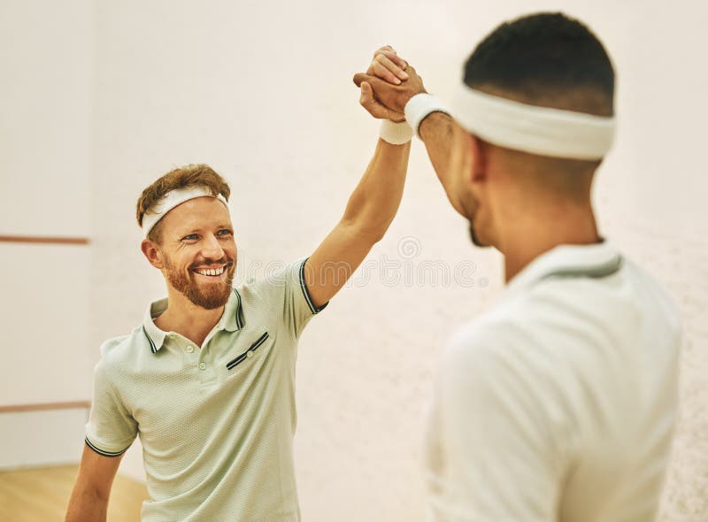 Disputa judicial y jugadores con cinco puntos de alto por celebración deportiva y logro de impugnación por competencia. Hombres fotos de archivo libres de regalías