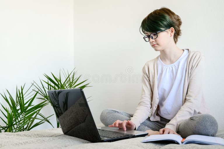 21 427 Teen Learning Online Stock Photos Free Royalty Free Stock