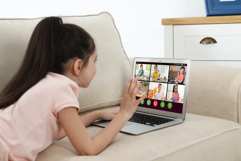 Distansutbildning under karantän och låsning på grund av kovid19-pandemi. flicka som har onlinekurs i skolan med klass arkivbild