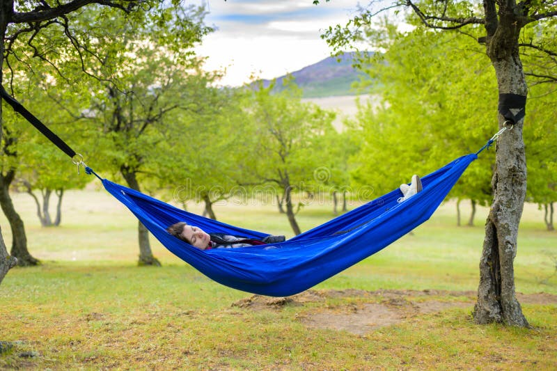 Distendendosi sul hammock fotografie stock Distendendosi sul hammock fotografie stock