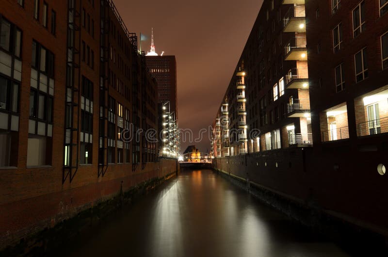 Distretto del magazzino nella città di Amburgo alla notte fotografie stock Distretto del magazzino nella città di Amburgo alla notte fotografie stock