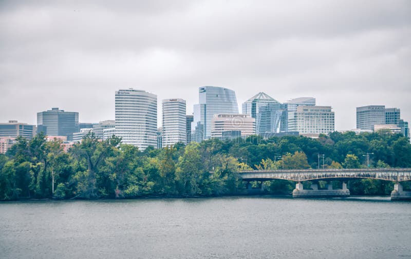Distric arlingtonhorizon van Rosslyn over rivier van Washington D stock foto Distric arlingtonhorizon van Rosslyn over rivier van Washington D stock foto