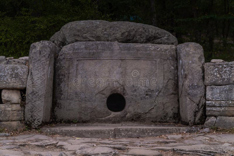 distrito de Gelendzhik, bonecos antigos no vale do rio Zhane fotografia de stock distrito de Gelendzhik, bonecos antigos no vale do rio Zhane fotografia de stock