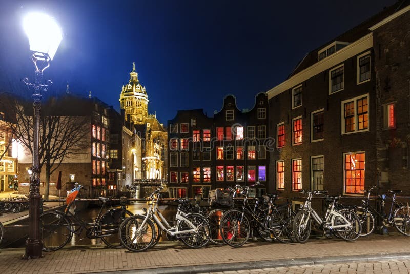 Distrito de luz vermelha na noite, canal de Amsterdão de Singel
