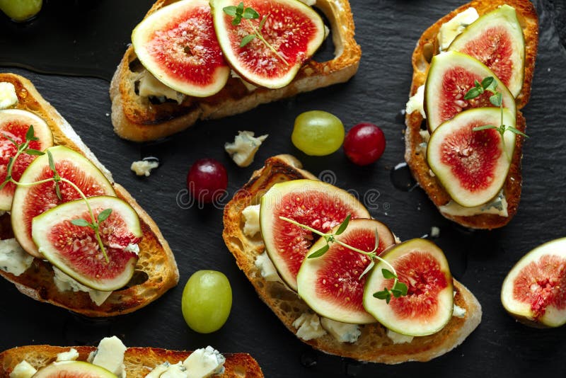 Dit Fig. en Gorgonzola-tartines, toost, bruschetta Gemotregend met honing stock foto Dit Fig. en Gorgonzola-tartines, toost, bruschetta Gemotregend met honing stock foto