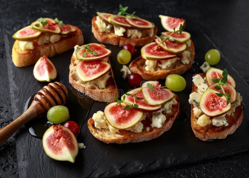 Dit Fig. en Gorgonzola-tartines, toost, bruschetta Gemotregend met honing stock afbeeldingen Dit Fig. en Gorgonzola-tartines, toost, bruschetta Gemotregend met honing stock afbeeldingen