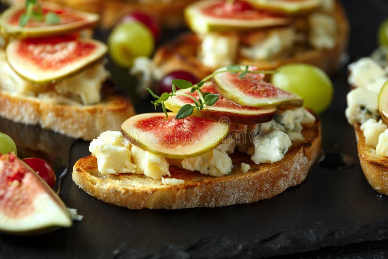 Dit Fig. en Gorgonzola-tartines, toost, bruschetta Gemotregend met honing royalty-vrije stock foto's Dit Fig. en Gorgonzola-tartines, toost, bruschetta Gemotregend met honing royalty-vrije stock foto's