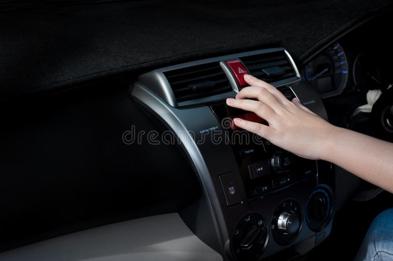 Dito della donna che preme il bottone virtuale di emergenza dell'automobile in automobile fotografia stock libera da diritti Dito della donna che preme il bottone virtuale di emergenza dell'automobile in automobile fotografia stock libera da diritti