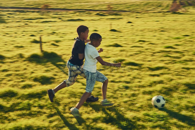 Foto de duas lindas mulheres jogando futebol juntas no campo