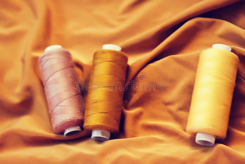 Divers accessoires de couture : fils colorés, ciseaux photo stock Divers accessoires de couture : fils colorés, ciseaux photo stock