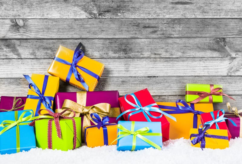 Divers cadeaux de Noël de différentes couleurs images libres de droits