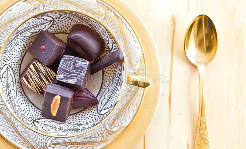 Divers chocolats dans une tasse images stock Divers chocolats dans une tasse images stock