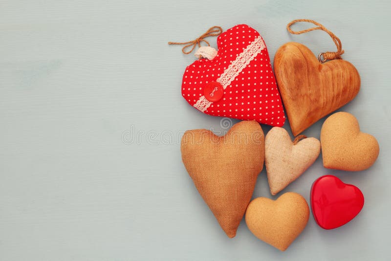 Divers des coeurs en bois et de tissu photos stock Divers des coeurs en bois et de tissu photos stock