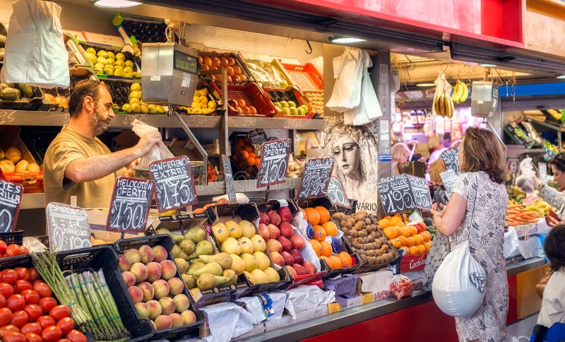 Divers fruits sur le compteur au march? central images libres de droits Divers fruits sur le compteur au march? central images libres de droits