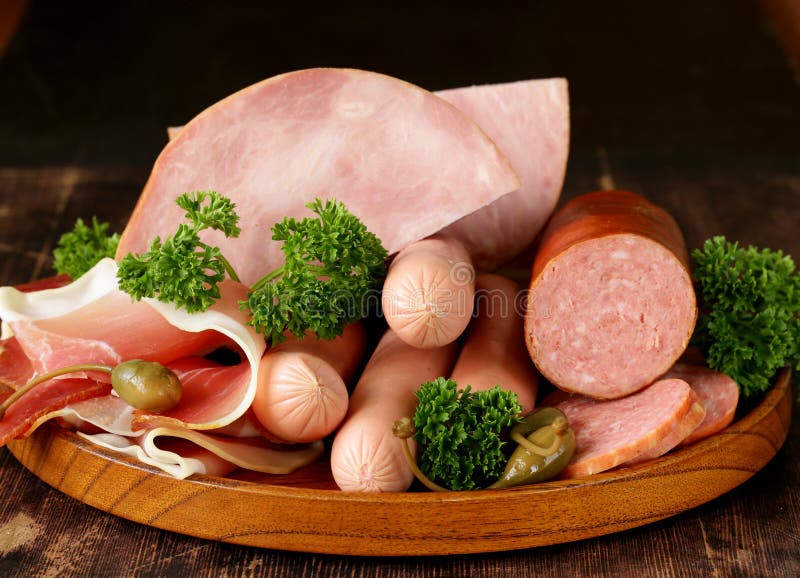 Divers genres de saucisses et de lard fumé photographie stock libre de droits Divers genres de saucisses et de lard fumé photographie stock libre de droits