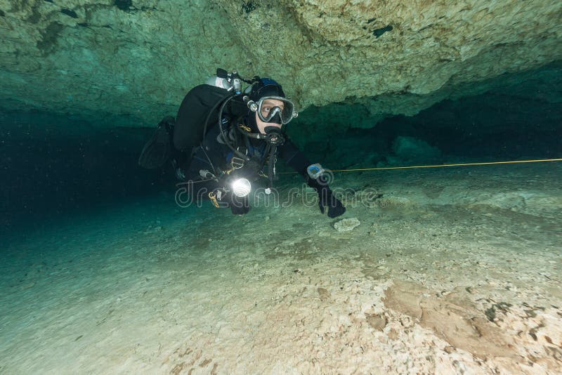 Divers onderwatergrotten duiken in Florida Jackson Blue grove USA royalty-vrije stock foto Divers onderwatergrotten duiken in Florida Jackson Blue grove USA royalty-vrije stock foto