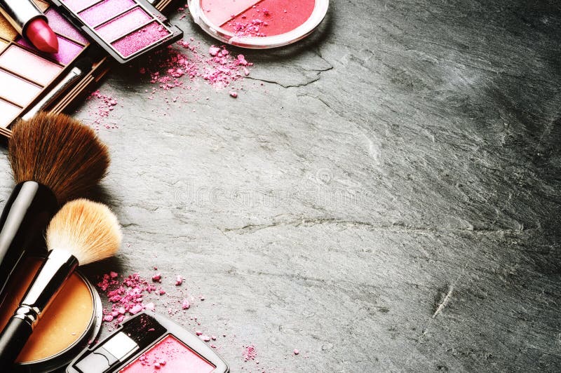 Divers produits de maquillage dans le ton rose image libre de droits Divers produits de maquillage dans le ton rose image libre de droits