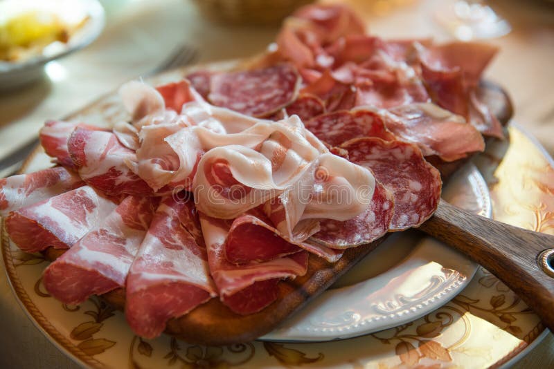 Divers salami italien typique photographie stock libre de droits Divers salami italien typique photographie stock libre de droits