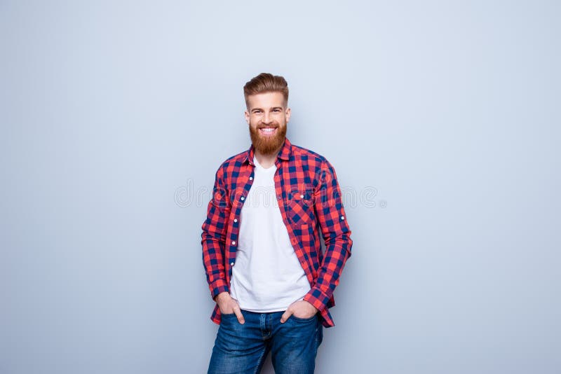 Diversa bola 3d Estudiante barbudo rojo elegante joven emocionado en Br imagen de archivo libre de regalías