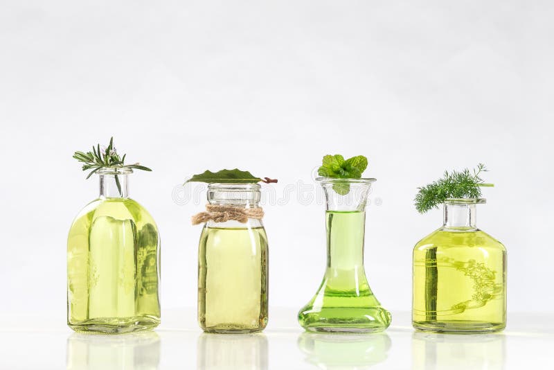 Diversa botella de aceites esenciales y esencias de plantas frescas