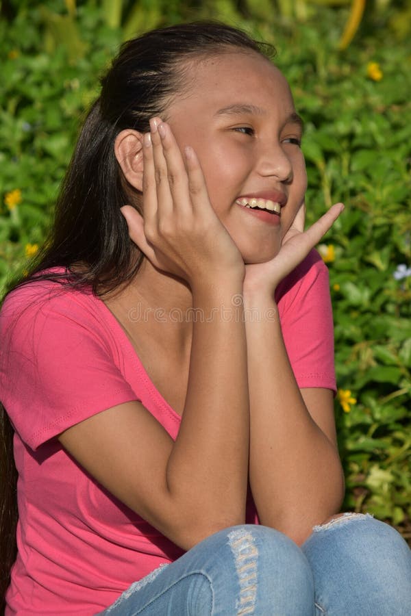 Diversa femmina giovanile e felicità. Una giovane femmina asiatica graziosa