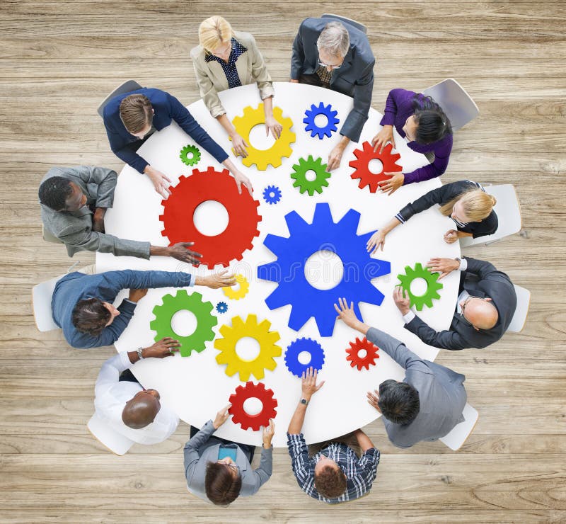 Diversi professionisti con simboli di ingranaggi fotografie stock