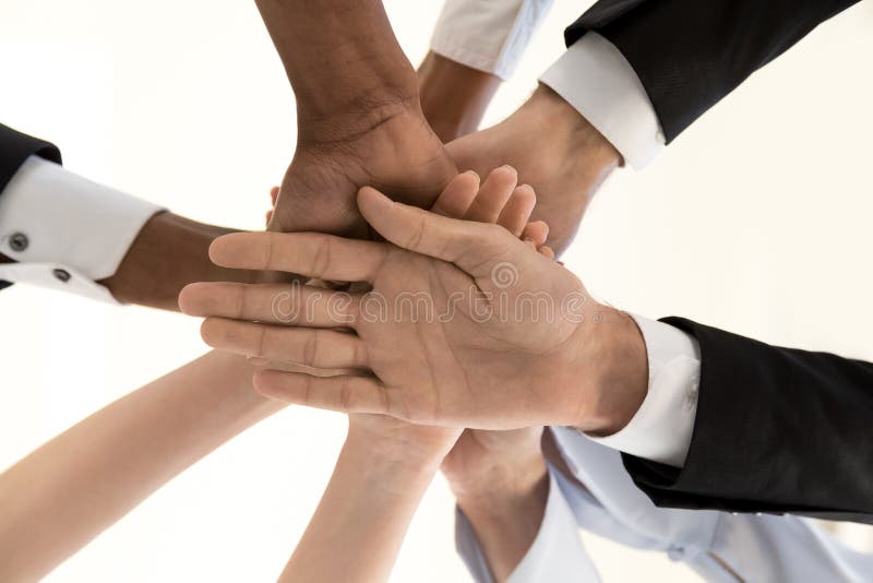 Diversa gente di affari delle mani in mucchio, unità corporativa, inferiore a vi fotografia stock Diversa gente di affari delle mani in mucchio, unità corporativa, inferiore a vi fotografia stock
