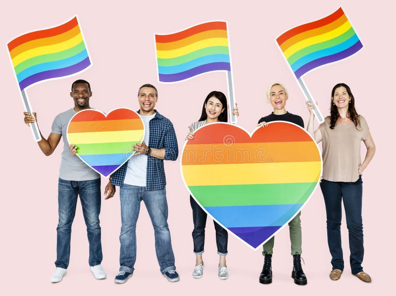 Diversa gente felice che tiene i cuori del lgbt fotografia stock Diversa gente felice che tiene i cuori del lgbt fotografia stock