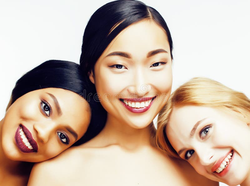 Diversa mujer de la nación: asiático, afroamericano, caucásico junto aislado en la sonrisa feliz del fondo blanco, diversa fotografía de archivo Diversa mujer de la nación: asiático, afroamericano, caucásico junto aislado en la sonrisa feliz del fondo blanco, diversa fotografía de archivo
