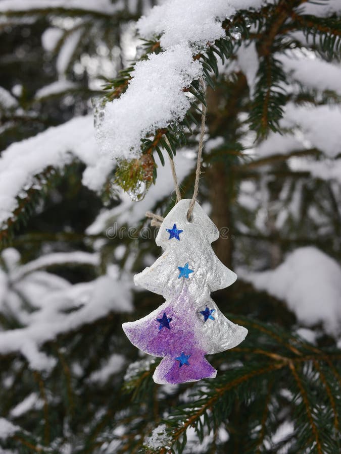 Diversa nieve del árbol de navidad de la ejecución de la decoración de la Navidad fotografía de archivo libre de regalías Diversa nieve del árbol de navidad de la ejecución de la decoración de la Navidad fotografía de archivo libre de regalías