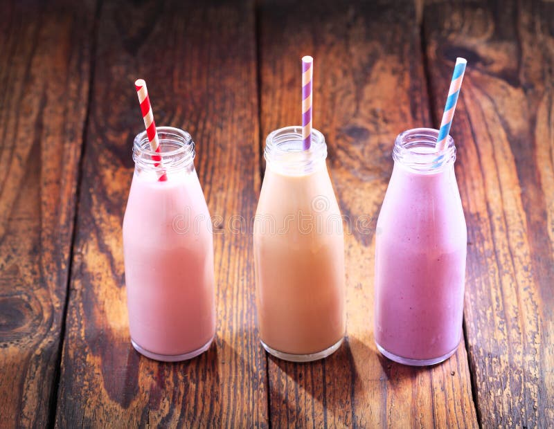 Diversas botellas de smoothie de la fruta foto de archivo libre de regalías Diversas botellas de smoothie de la fruta foto de archivo libre de regalías