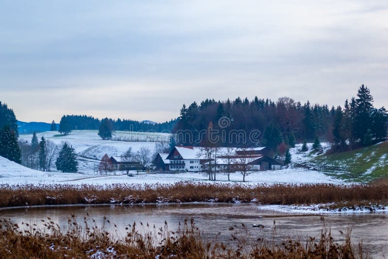 Diversas casas no lago O tempo de inverno, neve caiu Floresta e montanhas do pinho imagens de stock Diversas casas no lago O tempo de inverno, neve caiu Floresta e montanhas do pinho imagens de stock