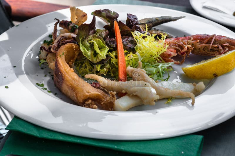 Mariscos Asados A La Parrilla En El Contador De La Comida Fría Foto de