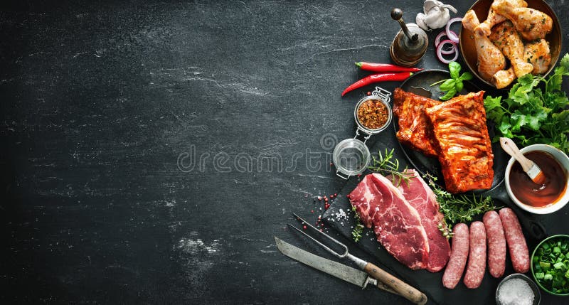 Diversas clases de parrilla y de carnes del Bbq con los utensilios de la cocina y del carnicero del vintage