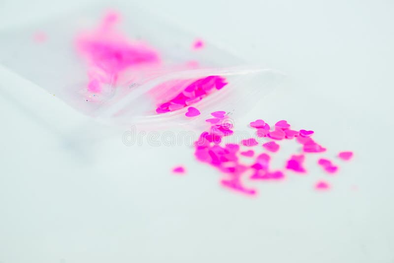 Diversas cosas para la manicura en una tabla: pulimento, cepillo, brillo