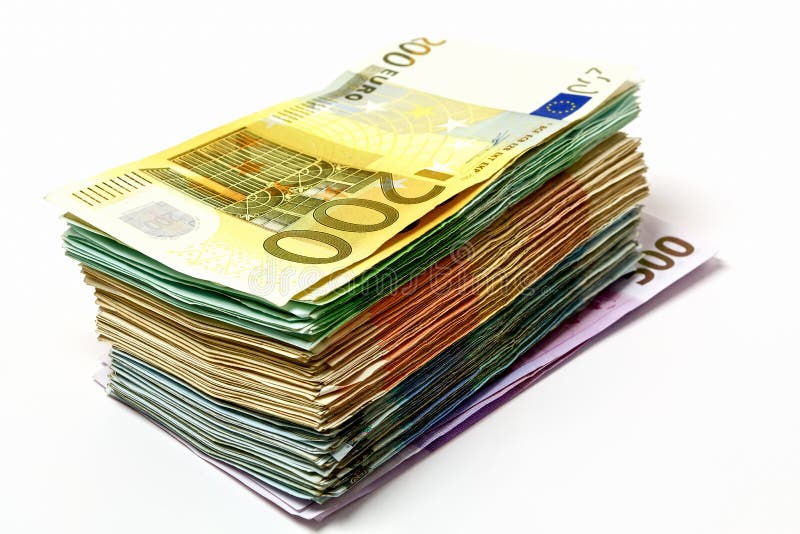 Diversas cuentas euro se separan hacia fuera en una tabla bajo la forma de a fotos de archivo libres de regalías Diversas cuentas euro se separan hacia fuera en una tabla bajo la forma de a fotos de archivo libres de regalías